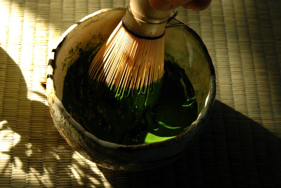 preparazione del koicha tè verde matcha denso