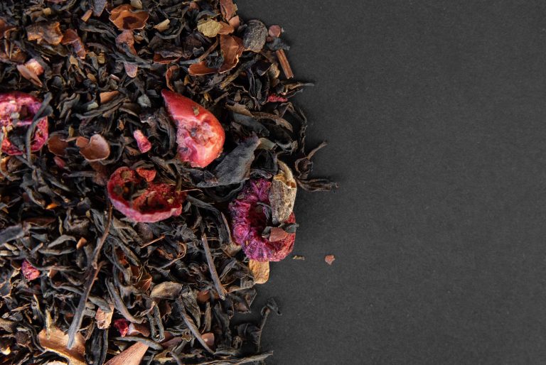 Tè nero aromatizzato Foresta Neracon mirtilli, lamponi e fave di cacao