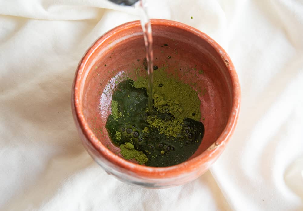 Preparazione del tè verde Matcha Koicha