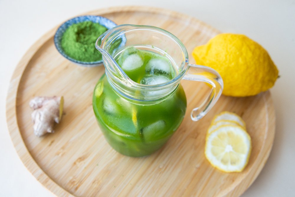 Limonata energizzante e purificante, matcha tè verde, limone e zenzero