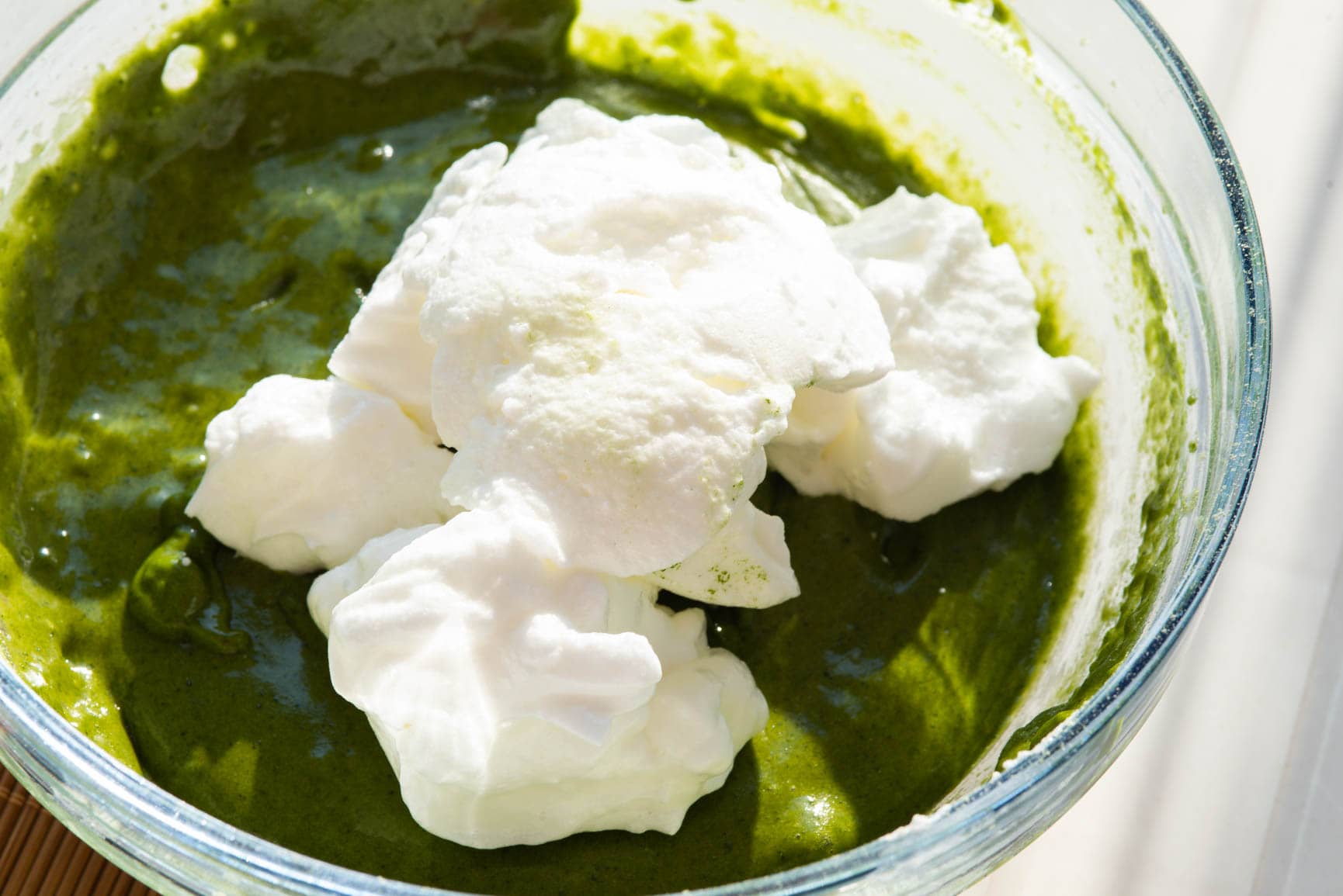 Preparazione del rotolo al tè matcha (Matcha roll cake)- la ricetta perfetta-10