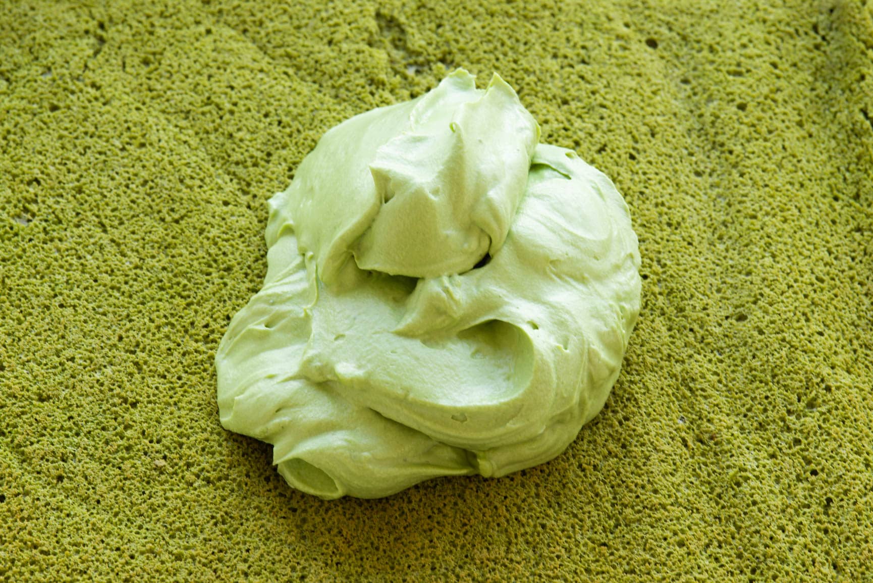 Preparazione del rotolo al tè matcha (Matcha roll cake)- la ricetta perfetta-3