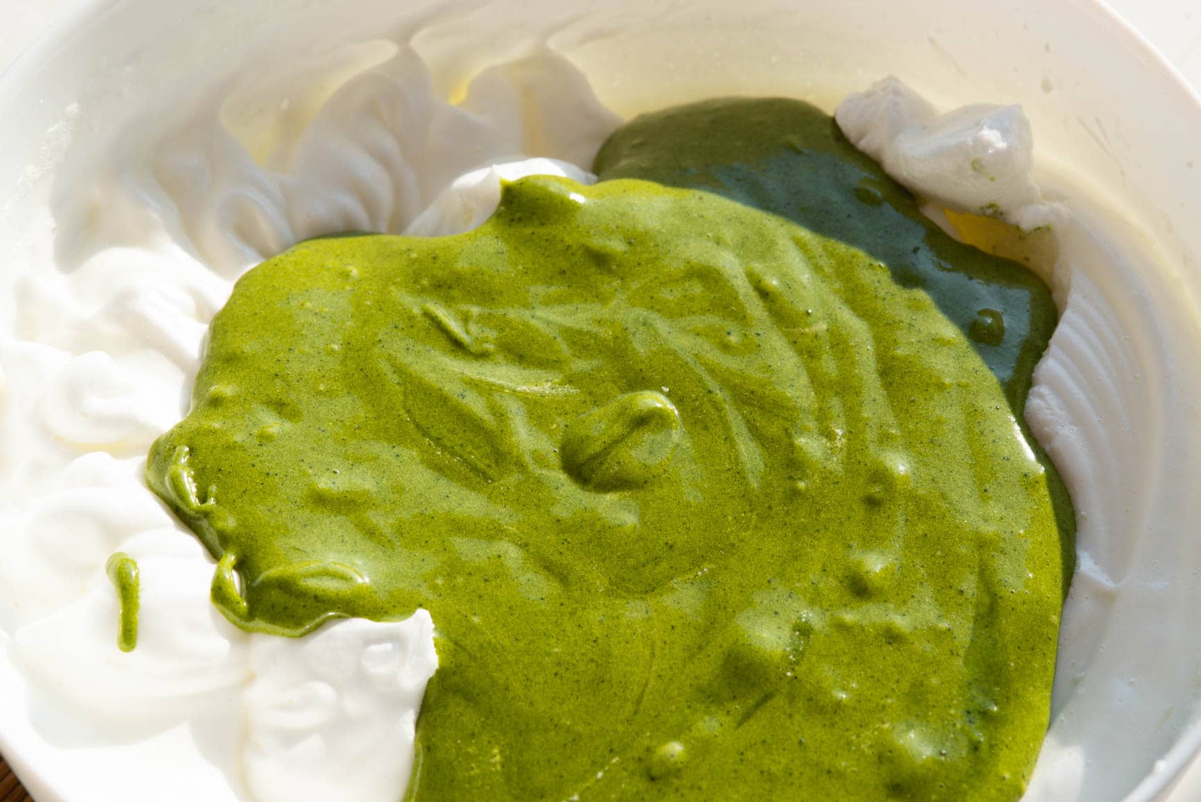 Preparazione del rotolo al tè matcha (Matcha roll cake)- la ricetta perfetta-8